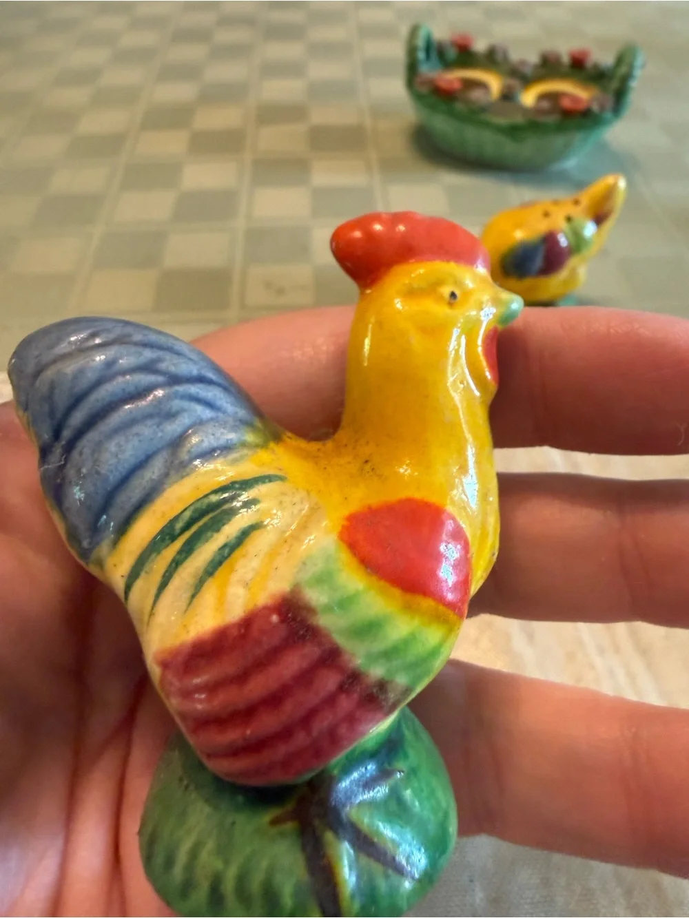 Vtg Ceramic Rooster & Hen Salt & Pepper Shakers Set w/Nest Basket MCM Farmhouse